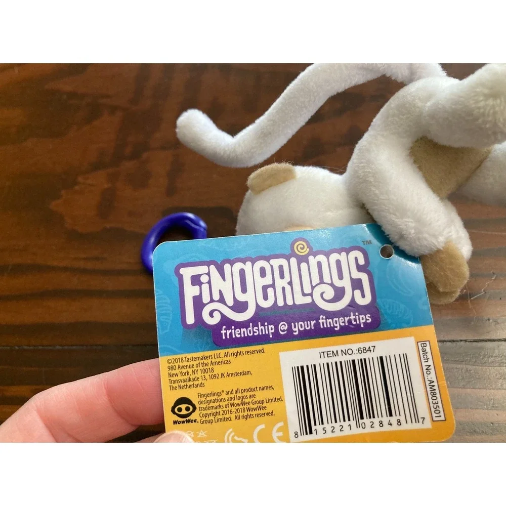 2018 Fingerlings Plush Hugger Clip-On‎ White Monkey Keychain - Closes Eyes - NWT